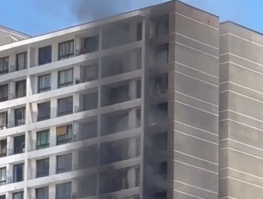 Incendio afecta departamento en piso 15 de edificio en Estación Central