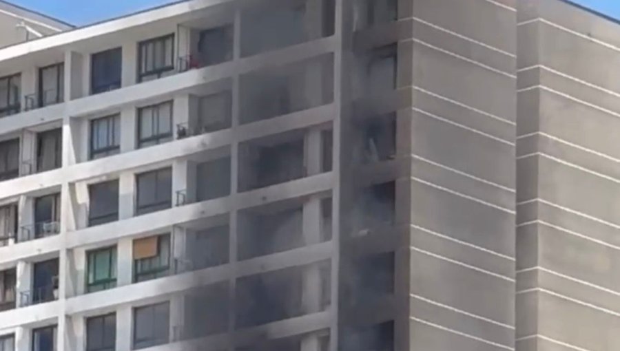 Incendio afecta departamento en piso 15 de edificio en Estación Central