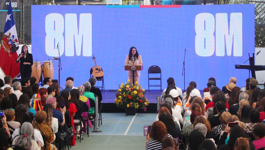 Gobierno licita acto por el Día de la Mujer en Palacio de La Moneda por $12 millones