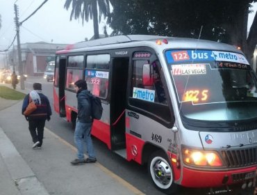 Paro de microbuses se hace sentir en Quilpué y Villa Alemana: paraderos repletos y confusión en Marga Marga