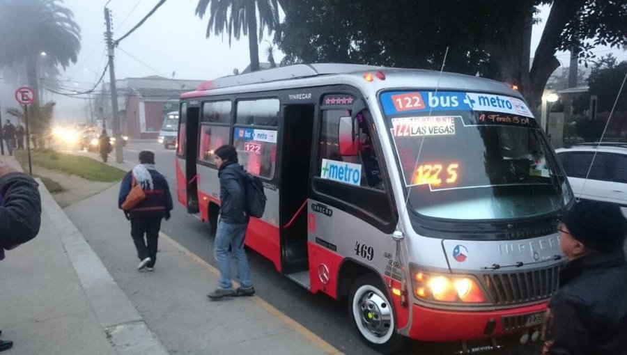 Paro de microbuses se hace sentir en Quilpué y Villa Alemana: paraderos repletos y confusión en Marga Marga