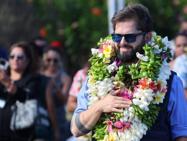 Presidente Boric arribó a Rapa Nui para encabezar su primera gira oficial en medio de manifestaciones