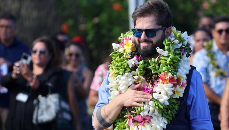 Presidente Boric arribó a Rapa Nui para encabezar su primera gira oficial en medio de manifestaciones