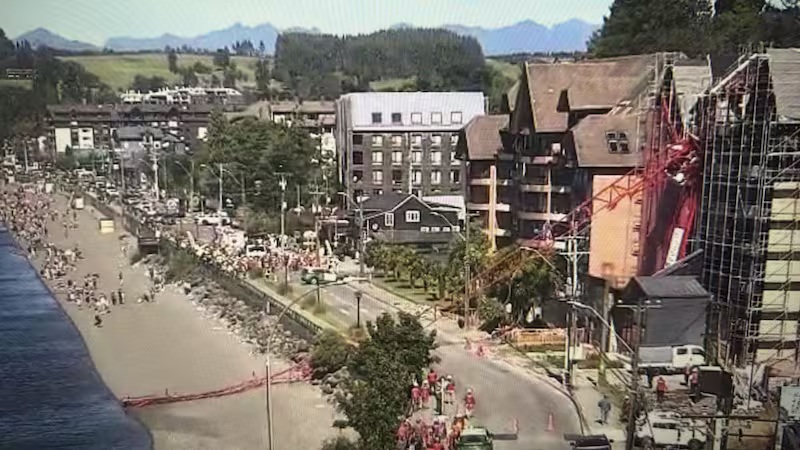 Grúa se desplomó en plena vía pública de la costanera de Puerto Varas: no se registraron lesionados