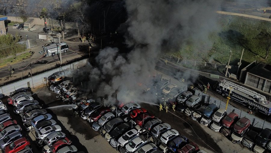 Explosión de camión con gas desata voraz incendio en Renca y deja al menos cuatro lesionados