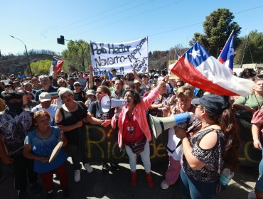 Damnificados de Lirquén protestan por lenta entrega de ayuda tras incendios en la región del Biobío