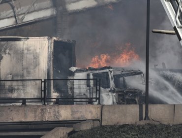Tras 9 horas de trabajo: Bomberos controla la emergencia tras explosión de camión en Renca y Carabineros inicia diligencias