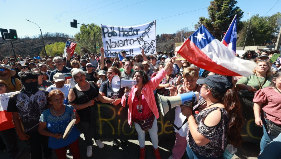 Damnificados de Lirquén protestan por lenta entrega de ayuda tras incendios en la región del Biobío