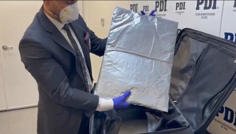 Tres bolivianos son sorprendidos con 5,4 kilos de cocaína en el aeropuerto Arturo Merino Benítez