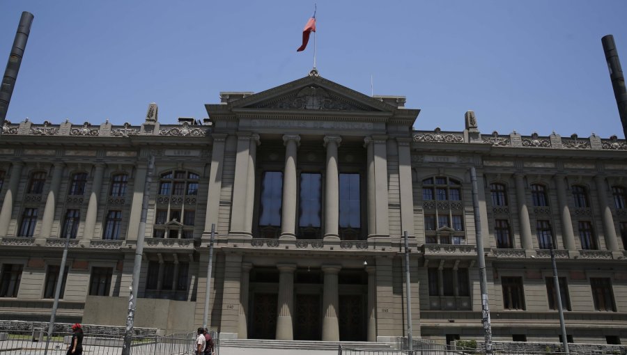 Funcionarios del Poder Judicial presentan recurso de protección acusando desigualdad salarial "estructural"