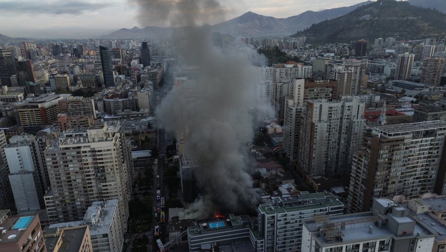 Incendio en cités del centro de Santiago obliga a evacuar a cerca de 100 personas