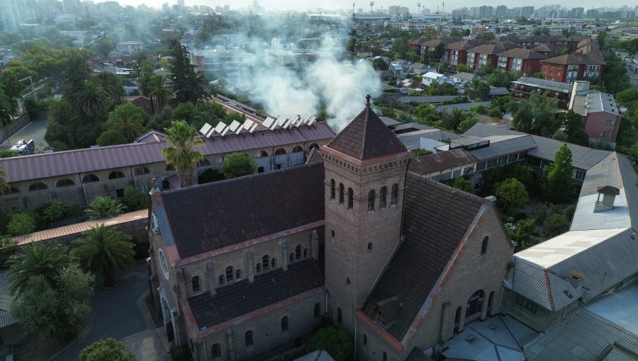 Incendio afecta al Convento Sagrado Corazón en Ñuñoa y restringe tránsito