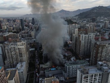 Incendio en cités del centro de Santiago obliga a evacuar a cerca de 100 personas