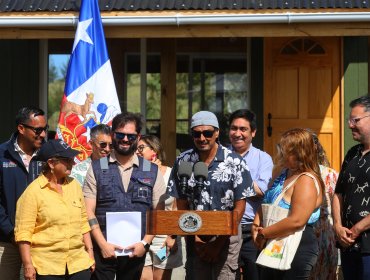 Presidente Boric cierra su gira por Rapa Nui tras reunirse con beneficiarios del Programa de Habitabilidad Rural