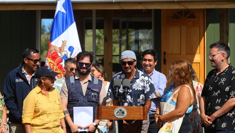 Presidente Boric cierra su gira por Rapa Nui tras reunirse con beneficiarios del Programa de Habitabilidad Rural