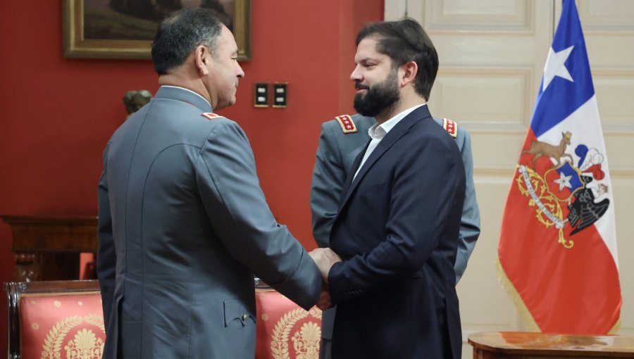 Presidente Gabriel Boric recibe al general Pedro Varela y afina traspaso en la Comandancia en Jefe del Ejército