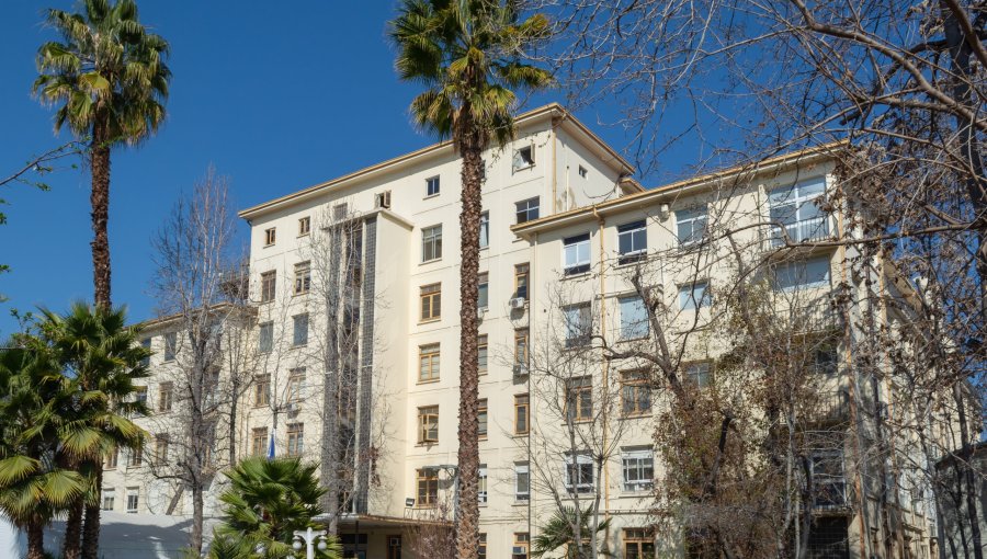 Polémica por lanzamiento de libro sobre Cuba en hospital público de Providencia desata críticas políticas