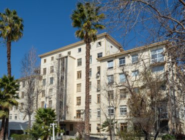 Polémica por lanzamiento de libro sobre Cuba en hospital público de Providencia desata críticas políticas