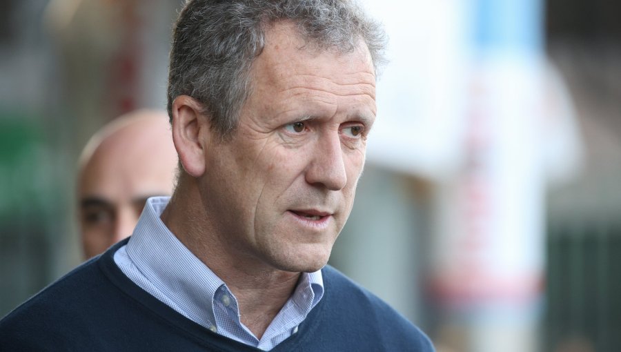 Ministro Muñoz dio luz verde a concesión de cable óptico con China y Gobierno la anuló dos días después