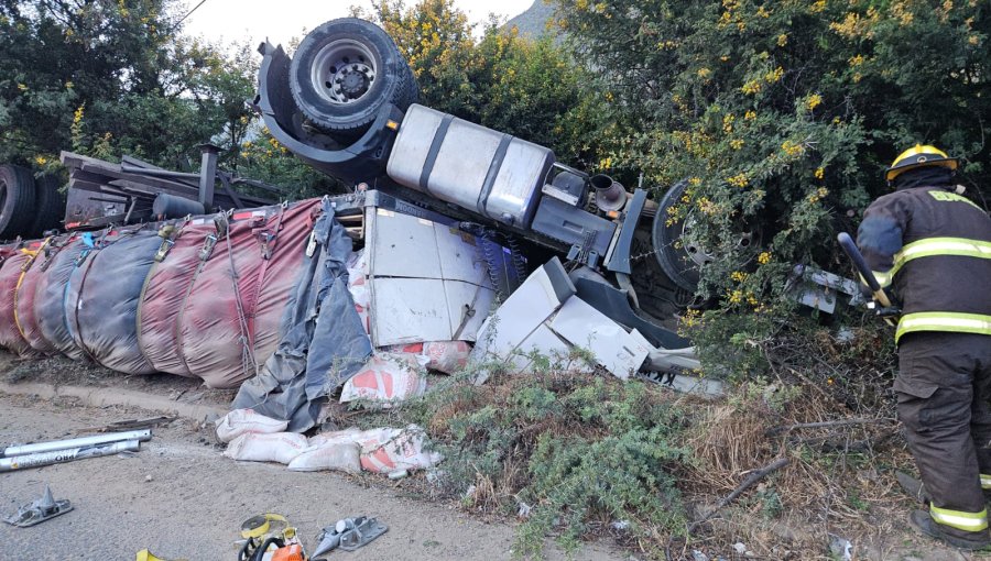 Volcamiento de camión deja a su conductor lesionado en la ruta F-100-G de Olmué