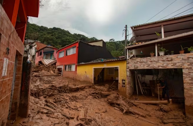 Al menos 37 muertos y 33 desaparecidos por intensas lluvias en Minas Gerais, Brasil