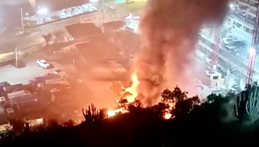 Incendio a un costado de obra en construcción de Viña activó despliegue de Bomberos