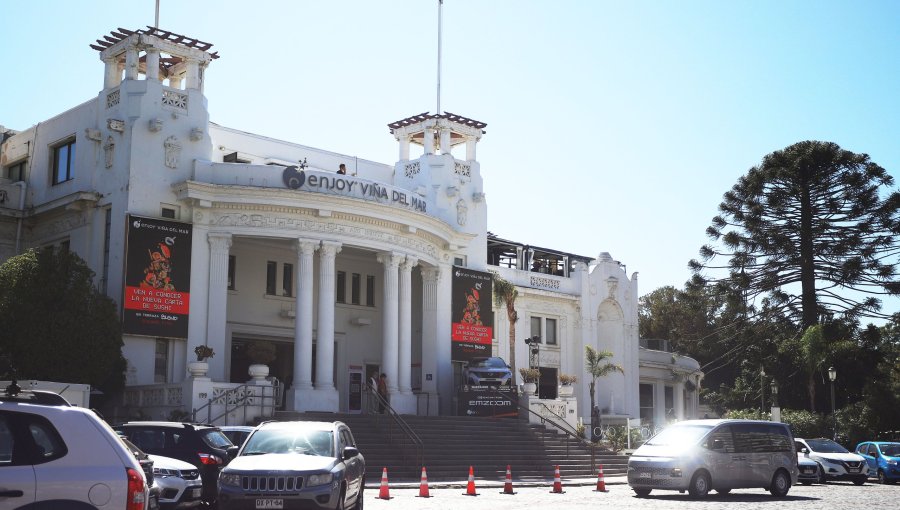 Mujer gana $3.500 millones en máquina tragamonedas del Casino de Viña, pero Enjoy acusa "error del sistema" y se niega a pagar