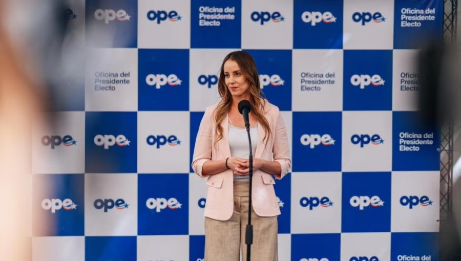 Oficina del Presidente Electo defiende fotografía con escudo nacional en banda presidencial: "No pertenece a un sector, sino a Chile"