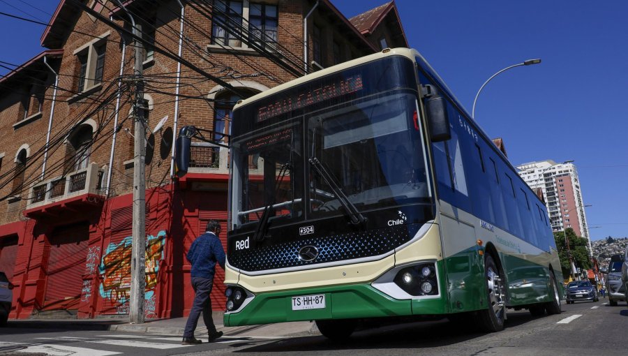 Empresa de buses eléctricos de Valparaíso amenaza con paro durante el «Súperlunes» por millonaria deuda del Ministerio de Transportes