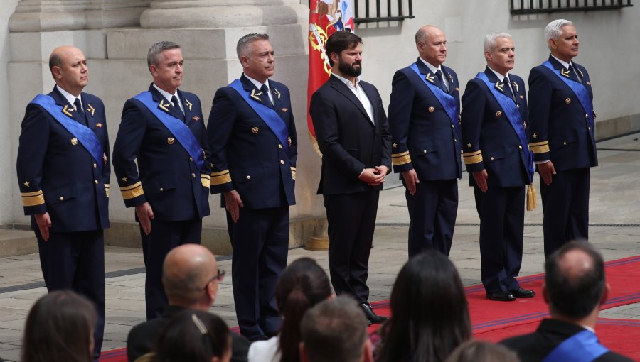 Presidente Boric condecora a 49 altos mandos de las Fuerzas Armadas y policías en La Moneda