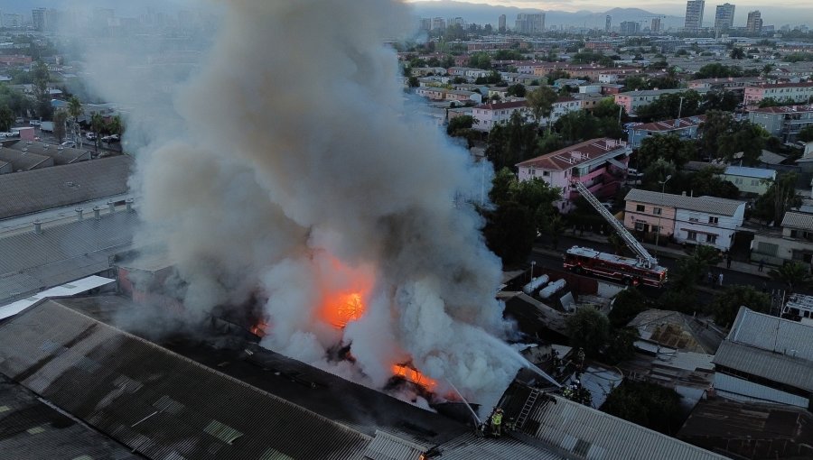 Contienen incendio en fábrica de telas que originó gigantesca columna de humo en el Gran Santiago