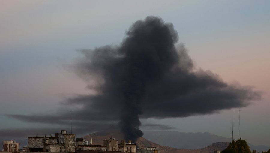 Incendio en fábrica de telas genera enorme columna de humo en el Gran Santiago