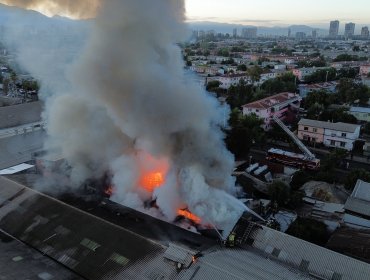 Contienen incendio en fábrica de telas que originó gigantesca columna de humo en el Gran Santiago