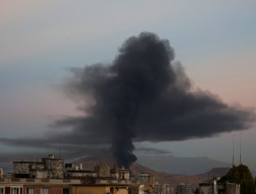 Incendio en fábrica de telas genera enorme columna de humo en el Gran Santiago