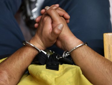 En la casa de un amigo recapturan a sujeto que escapó esposado de tribunal en Colina