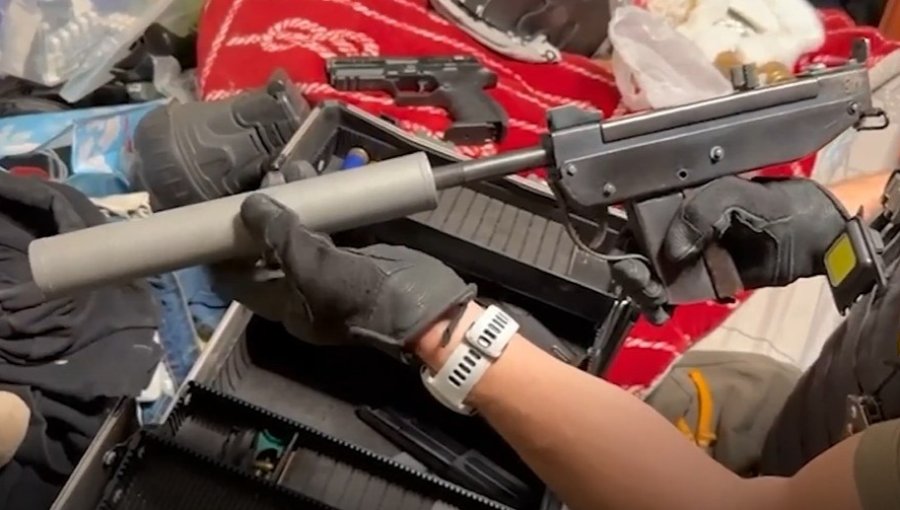 PDI incauta armamento y detiene a mujer en operativo en La Pintana