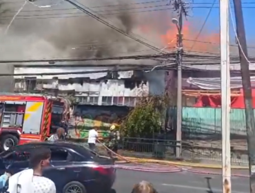 Incendio de gran magnitud afecta feria de artesanías y obliga evacuar el Mall de Quilpué y Ripley
