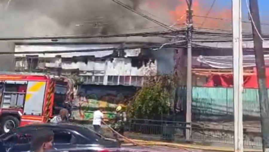 Incendio de gran magnitud afecta feria de artesanías y obliga evacuar el Mall de Quilpué y Ripley
