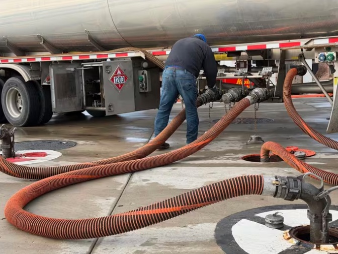 Crisis en Medio Oriente dispara alerta: el crudo podría superar los US$100 y golpear fuerte a las bencinas en Chile