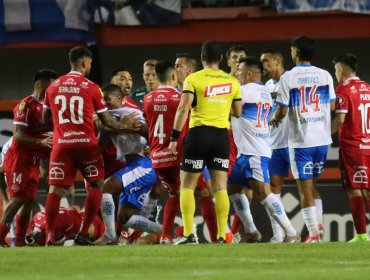 Ñublense estalla contra el arbitraje tras polémica caída ante Universidad Católica en Chillán