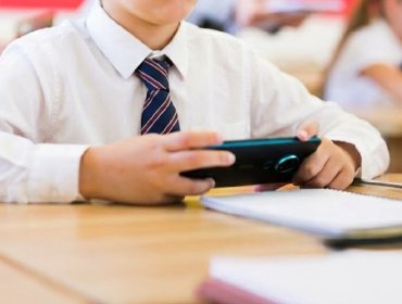 Comienza a regir la ley que prohíbe y regula el uso de teléfonos celulares en colegios