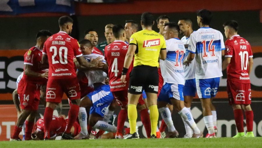 Ñublense estalla contra el arbitraje tras polémica caída ante Universidad Católica en Chillán