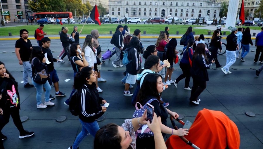 “Súper lunes” en la Alameda: Manifestación de pobladores sin casa llega hasta el Ministerio de Vivienda y Urbanismo