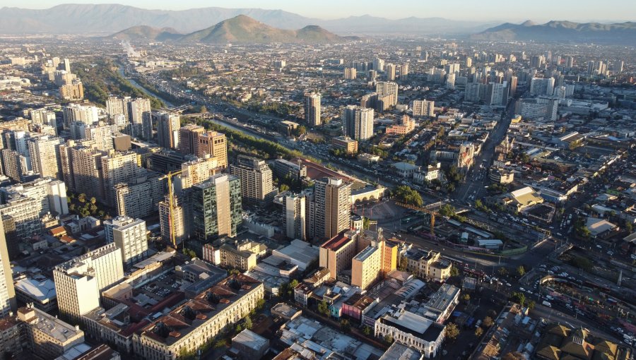 Salida de capitales cae 5% en 2025 y expertos proyectan “meseta” marcada por mayor estabilidad