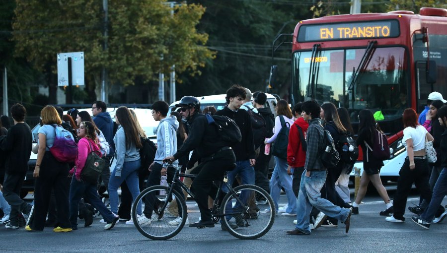 Refuerzan servicio de transporte para enfrentar el «Súperlunes» en Santiago