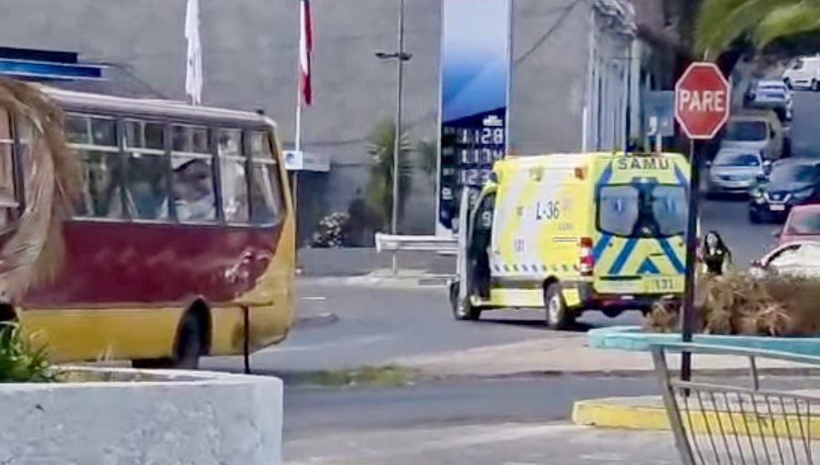 Microbús choca con ambulancia y se da a la fuga en la Av. Argentina de Valparaíso