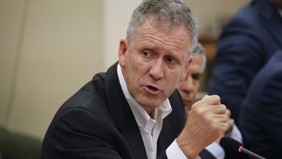 Ministro Muñoz defiende tramitación de cable chino en la Cámara: firma fue retirada, pero proyecto continúa