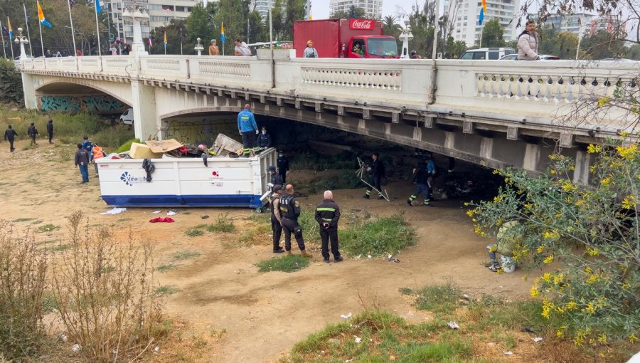 Retiran desechos e incautan armas blancas en megaoperativo en el estero de Viña del Mar