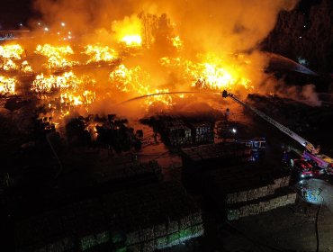 Voraz incendio con riesgo de propagación afecta a papelera en Puente Alto