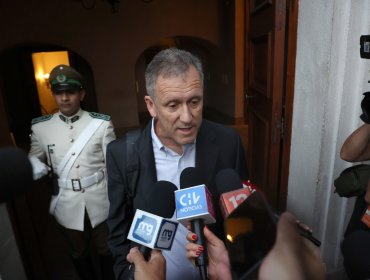 Ministro Muñoz, admite que no informó a su sucesor sobre cable submarino en primera reunión
